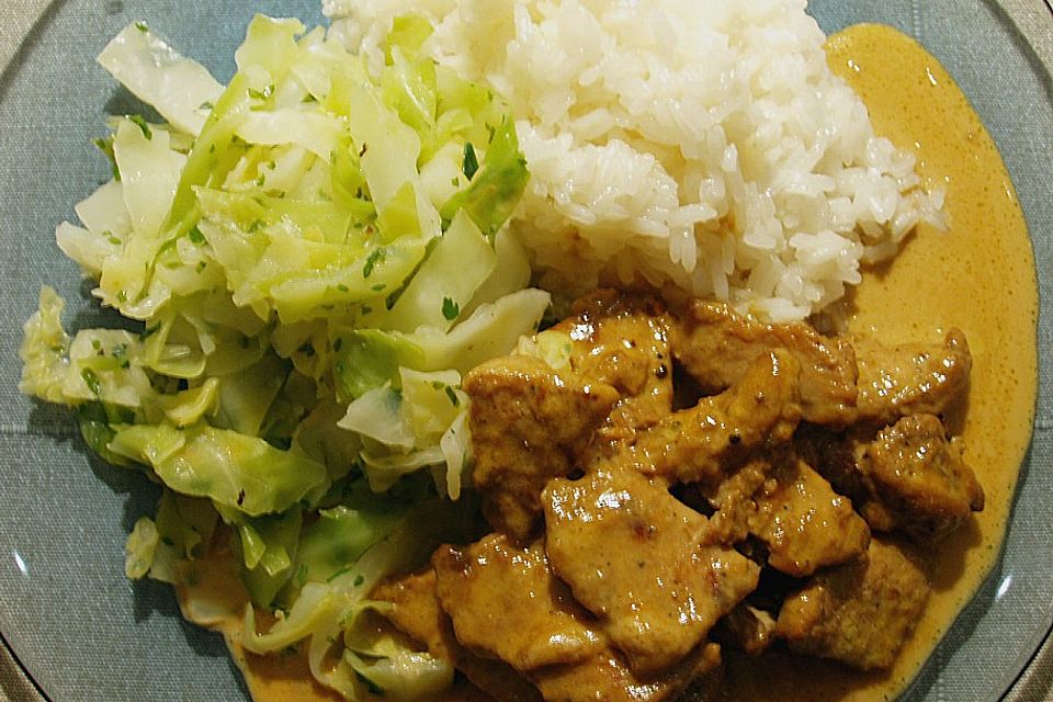 Putenstreifen mit Currysauce und Spitzkohl