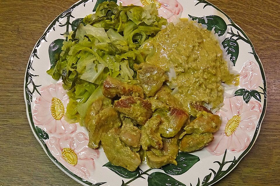 Putenstreifen mit Currysauce und Spitzkohl