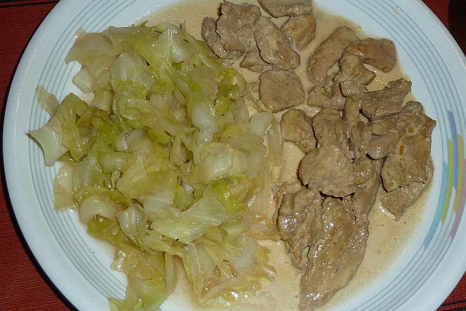 Putenstreifen mit Currysauce und Spitzkohl