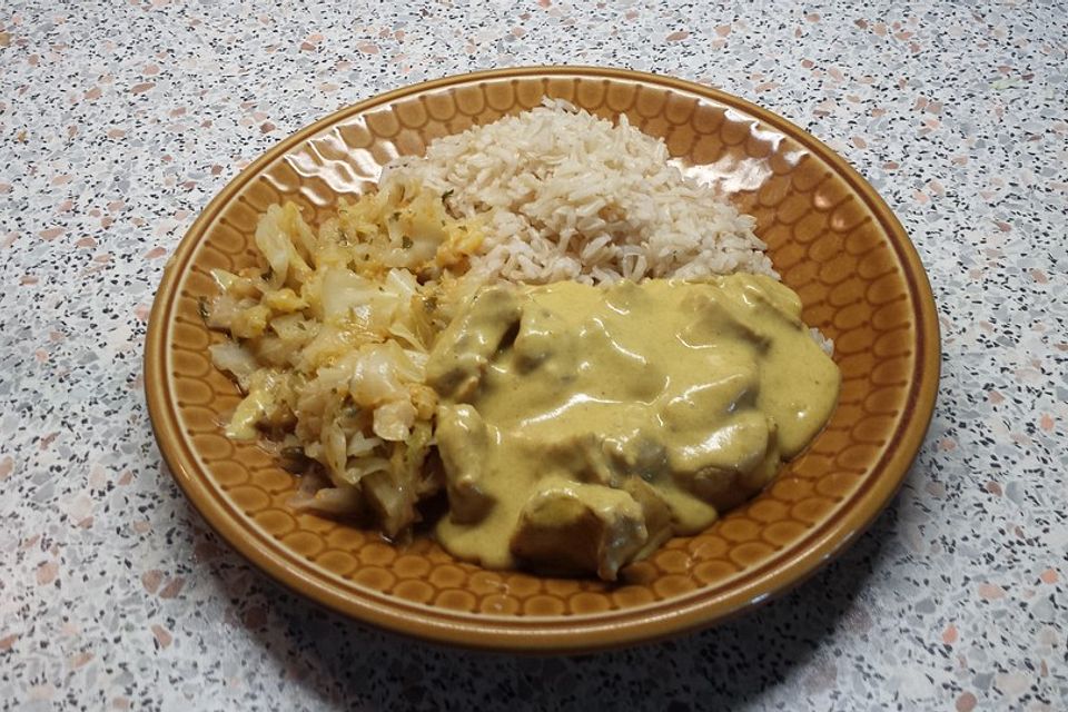 Putenstreifen mit Currysauce und Spitzkohl