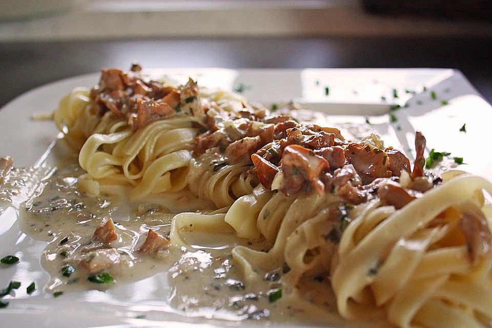 Pfifferlinge in Weißweinsauce auf Tagliatelle