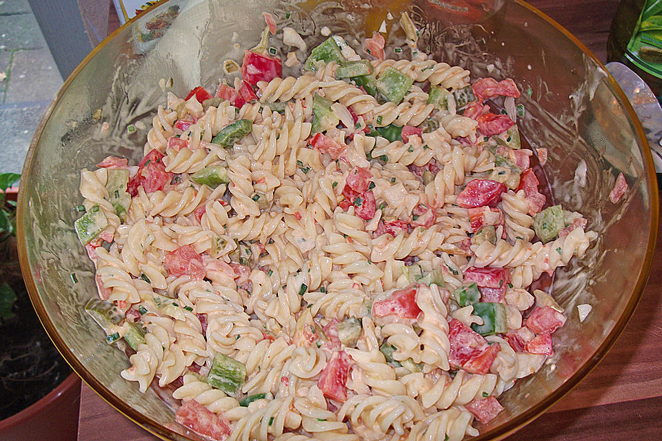 Nudelsalat mit Paprika-Peperoni Dressing