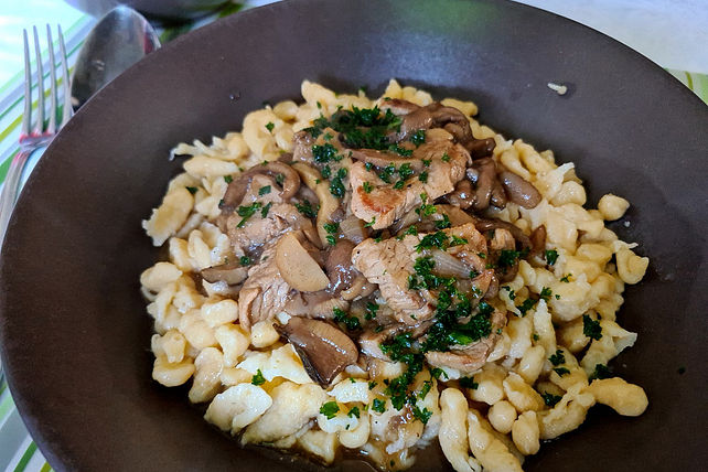 Gekräutertes Schweinefilet in Pilzrahmsauce mit Bandnudeln von äüöp ...