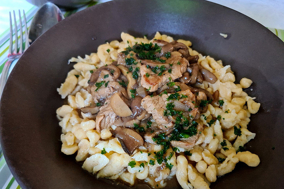 Gekräutertes Schweinefilet in Pilzrahmsauce mit Bandnudeln