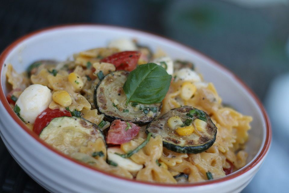 Nudelsalat mit gebratenen Zucchinischeiben