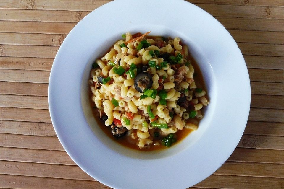 Schnelle Pasta mit Thunfisch-Tomatensoße