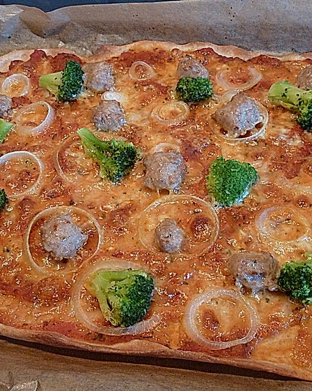 Pizza mit Salsiccia, Brokkoli und Zwiebel