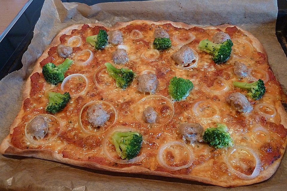 Pizza mit Salsiccia, Brokkoli und Zwiebel