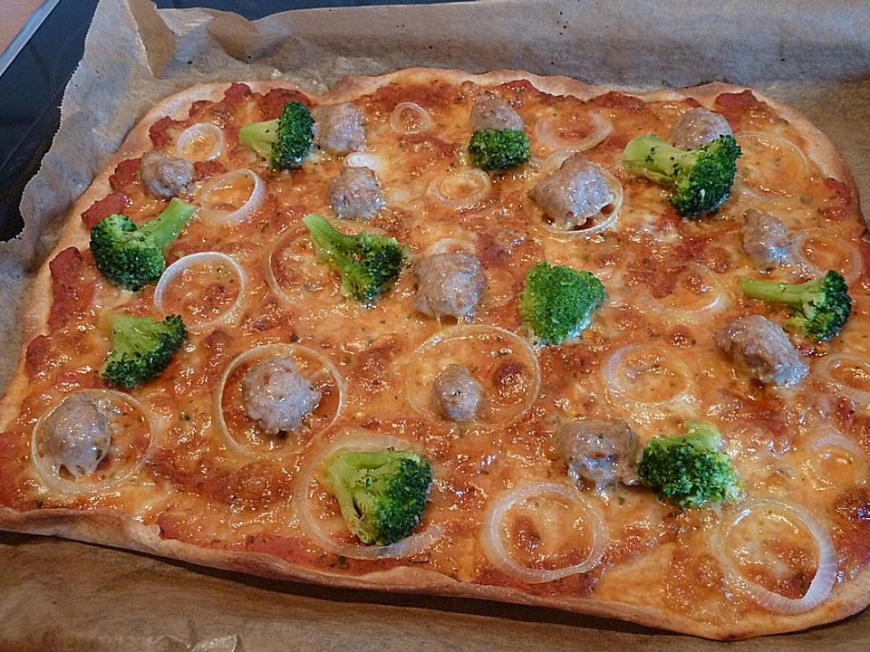 Pizza mit Salsiccia, Brokkoli und Zwiebel von krümelmonstaaa| Chefkoch