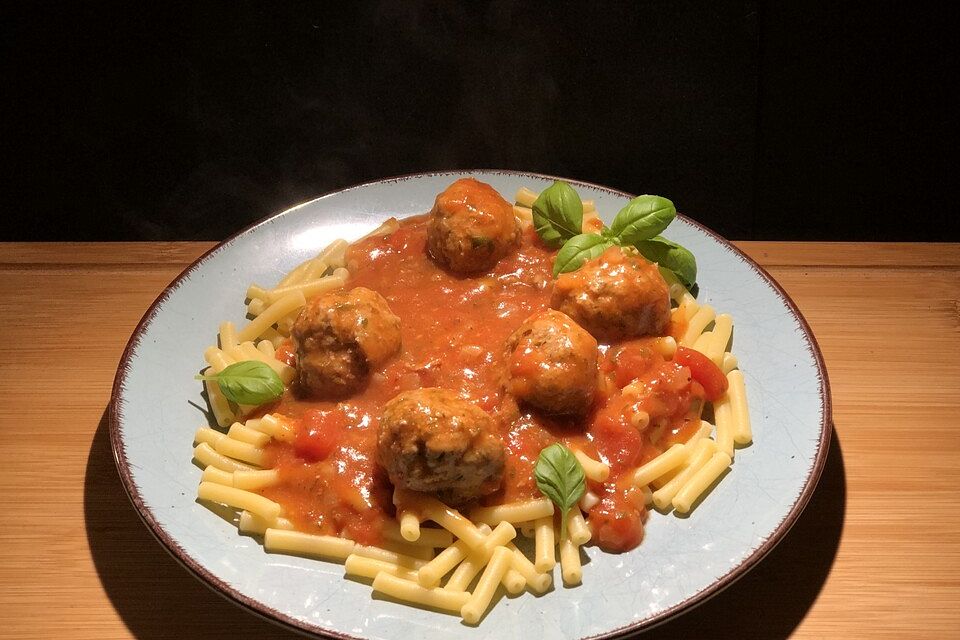 Sonnis Makkaroni mit Hackbällchen in Tomatensauce