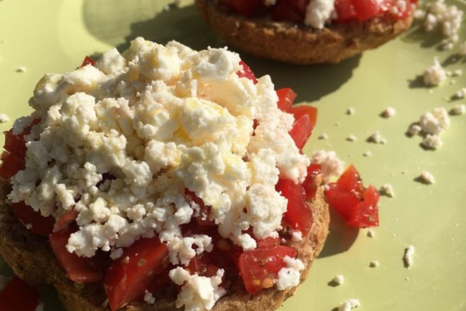 Kretischer Dakos mit Tomaten, Feta und Pinienkernen