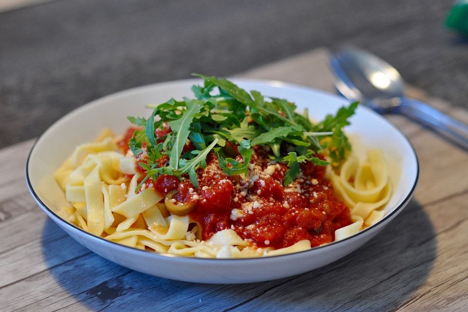 Pasta mit Tomaten, Oliven und Kapern