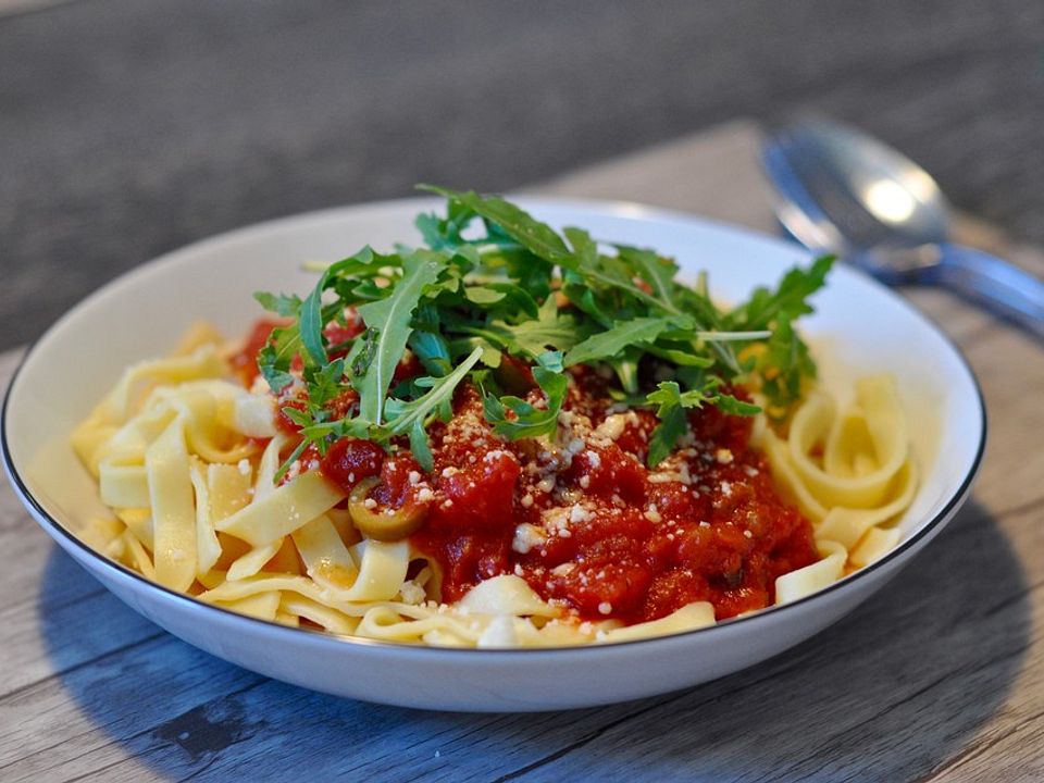 Pasta mit Tomaten, Oliven und Kapern von iffy| Chefkoch