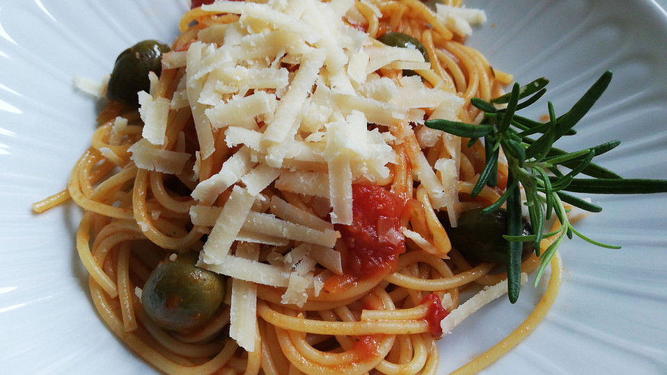Pasta mit Tomaten, Oliven und Kapern von iffy
