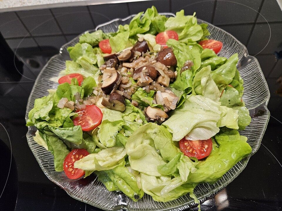 Eichblattsalat mit gebratenen Champignons und gebratenem Lachs| Chefkoch