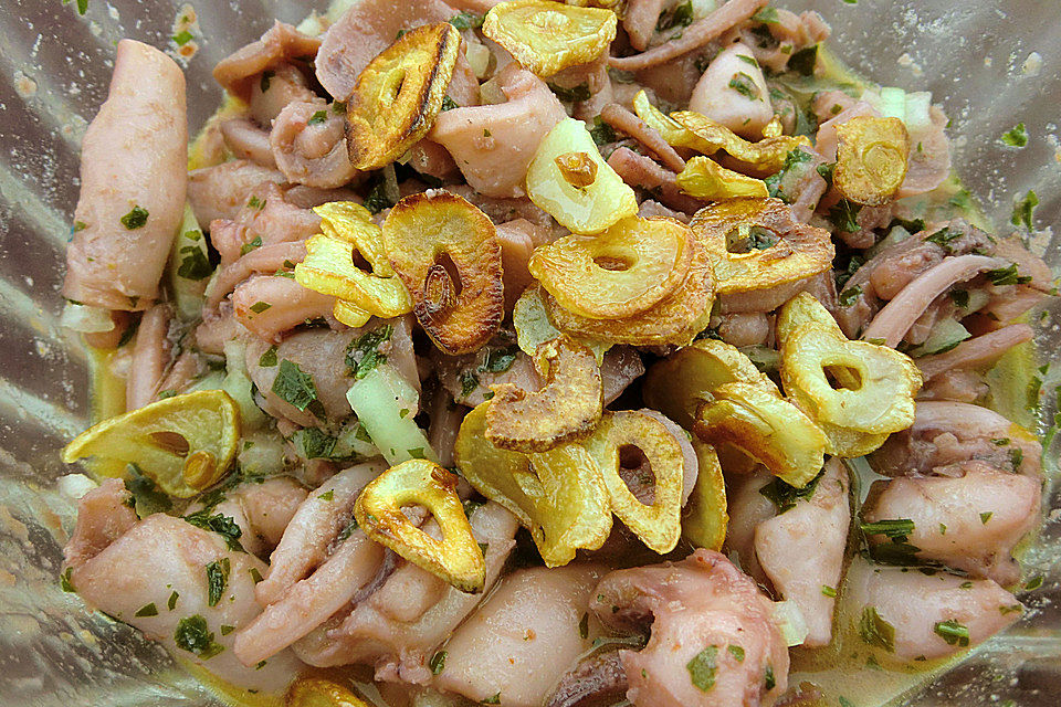 krümeltigers Tintenfischsalat  mit Knoblauchchips