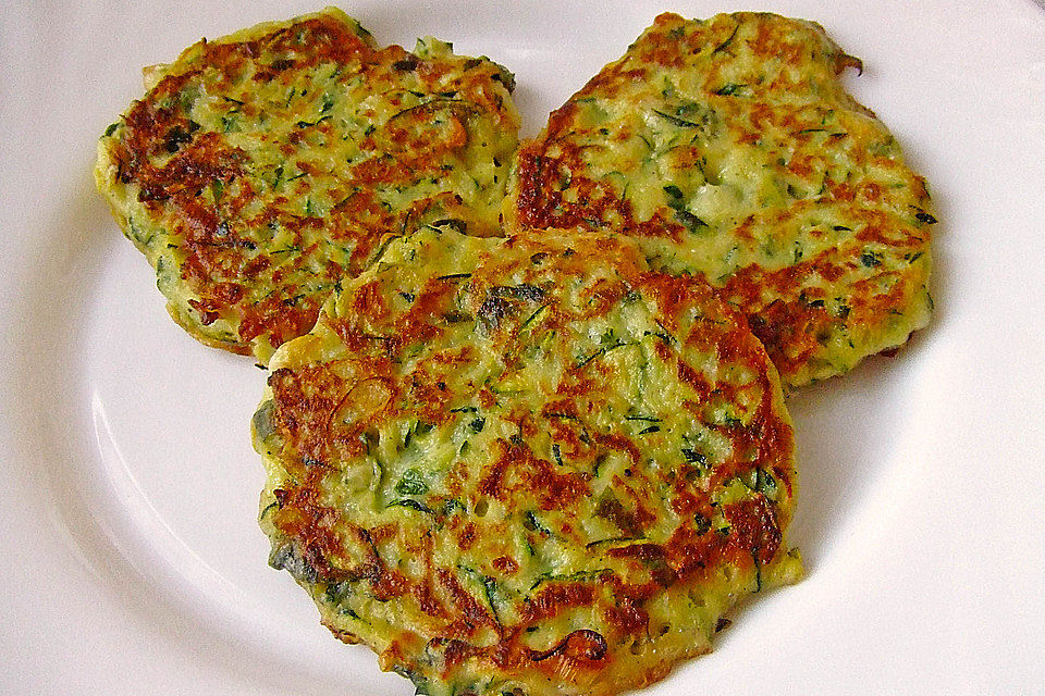 Zucchinipuffer mit Basilikum