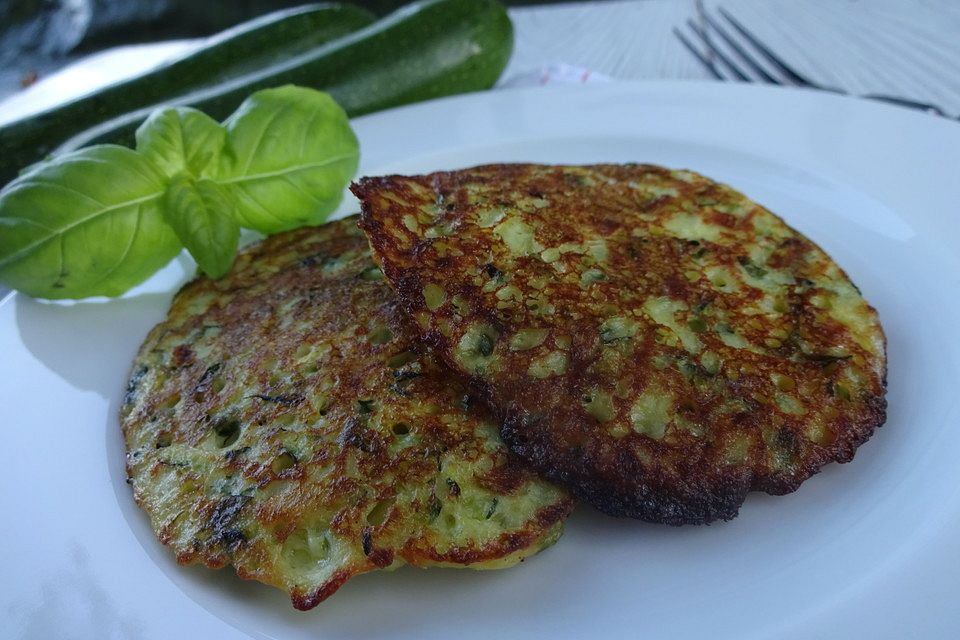 Zucchinipuffer mit Basilikum