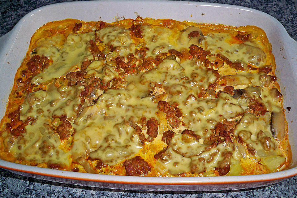 Kartoffelauflauf mit Hackfleisch, Mais und Pilzen