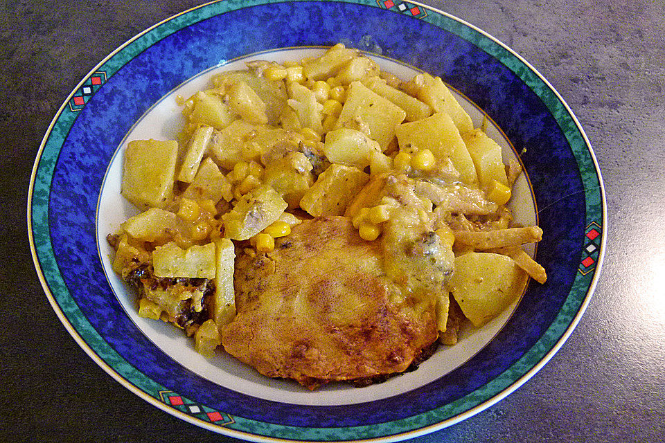 Kartoffelauflauf mit Hackfleisch, Mais und Pilzen