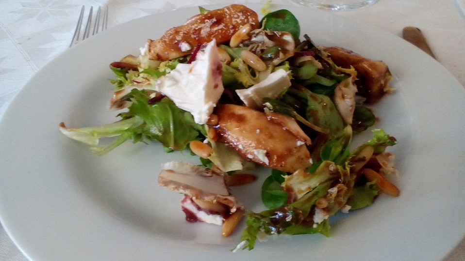 Blattsalate mit Hähnchenstreifen und cremigem Heidelbeerdressing von ... Blattsalate mit Hähnchenstreifen und cremigem Heidelbeerdressing von ...