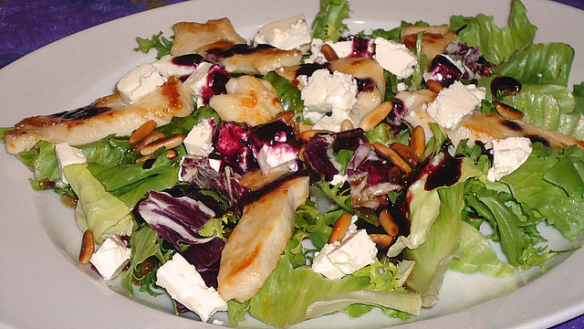 Blattsalate mit Hähnchenstreifen und cremigem Heidelbeerdressing von ... Blattsalate mit Hähnchenstreifen und cremigem Heidelbeerdressing von ...