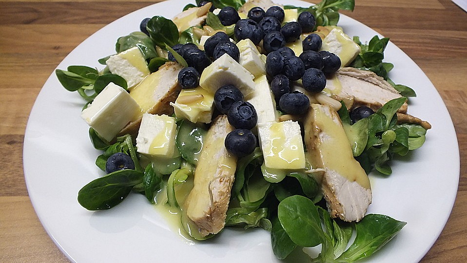 Blattsalate mit Hähnchenstreifen und cremigem Heidelbeerdressing von ... Blattsalate mit Hähnchenstreifen und cremigem Heidelbeerdressing von ...