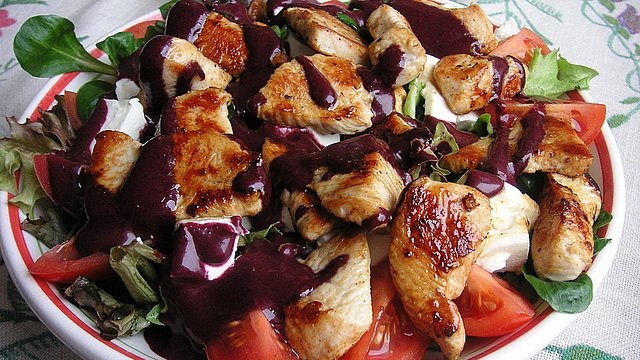 Blattsalate mit Hähnchenstreifen und cremigem Heidelbeerdressing von ... Blattsalate mit Hähnchenstreifen und cremigem Heidelbeerdressing von ...