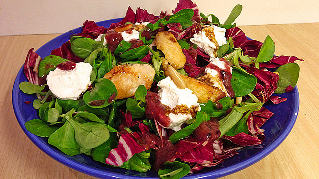 Blattsalate mit Hähnchenstreifen und cremigem Heidelbeerdressing von ... Blattsalate mit Hähnchenstreifen und cremigem Heidelbeerdressing von ...