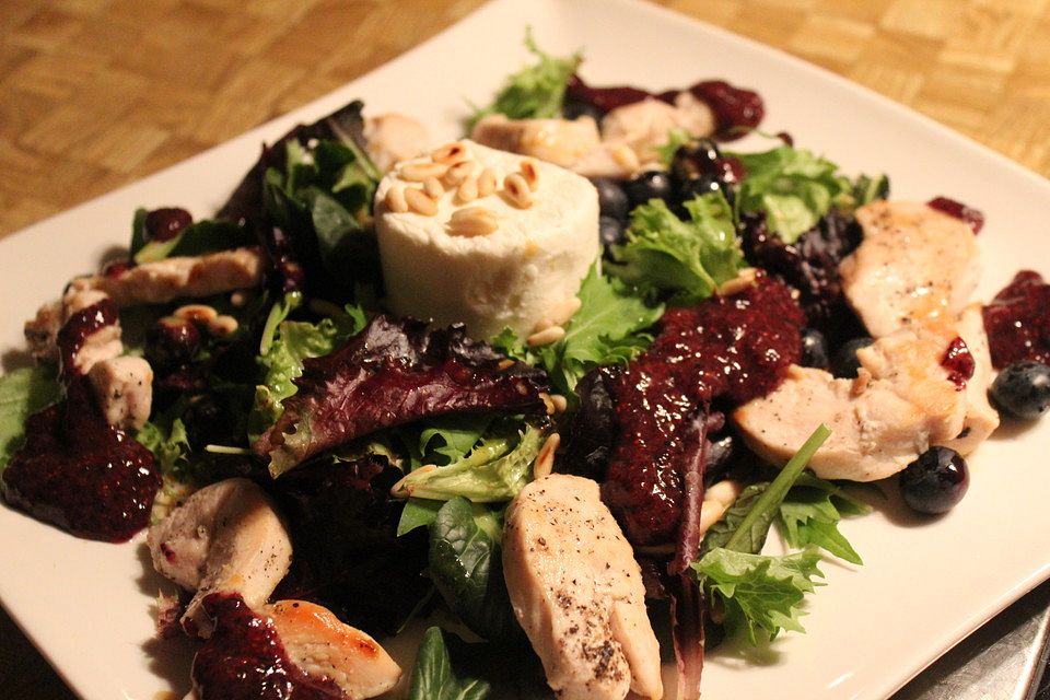 Blattsalate mit Hähnchenstreifen und cremigem Heidelbeerdressing