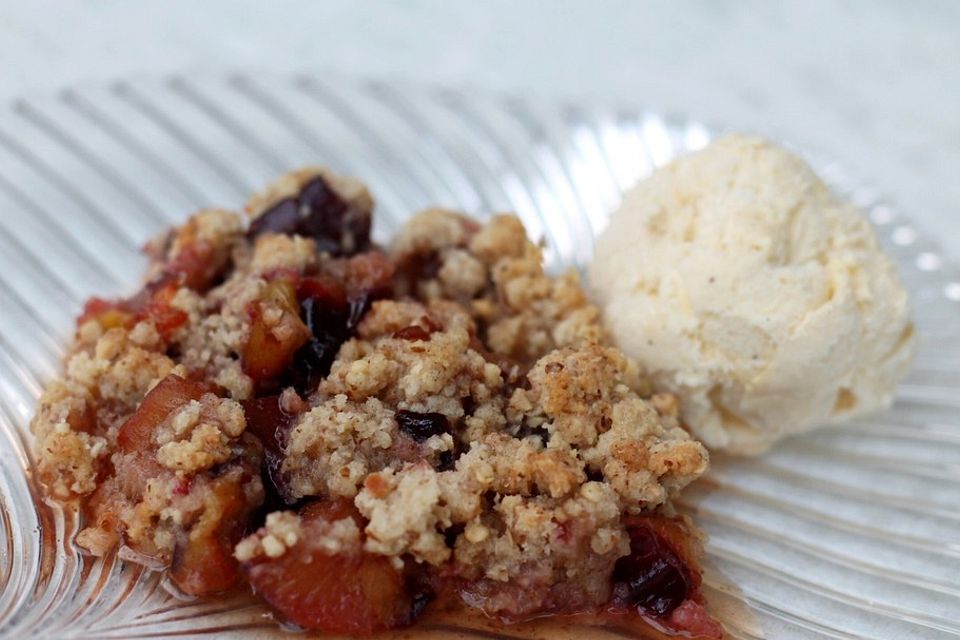 Pflaumen-Amaretto-Crumble mit Mandelstreuseln