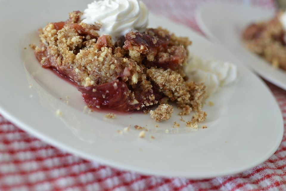 Pflaumen-Amaretto-Crumble mit Mandelstreuseln