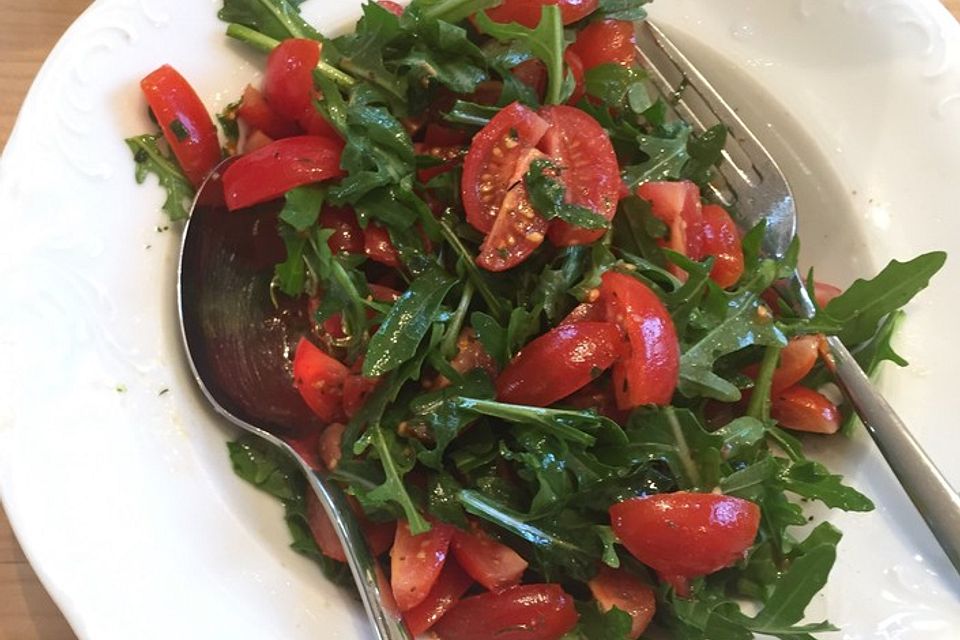 Gebackene Tomaten auf Rucola