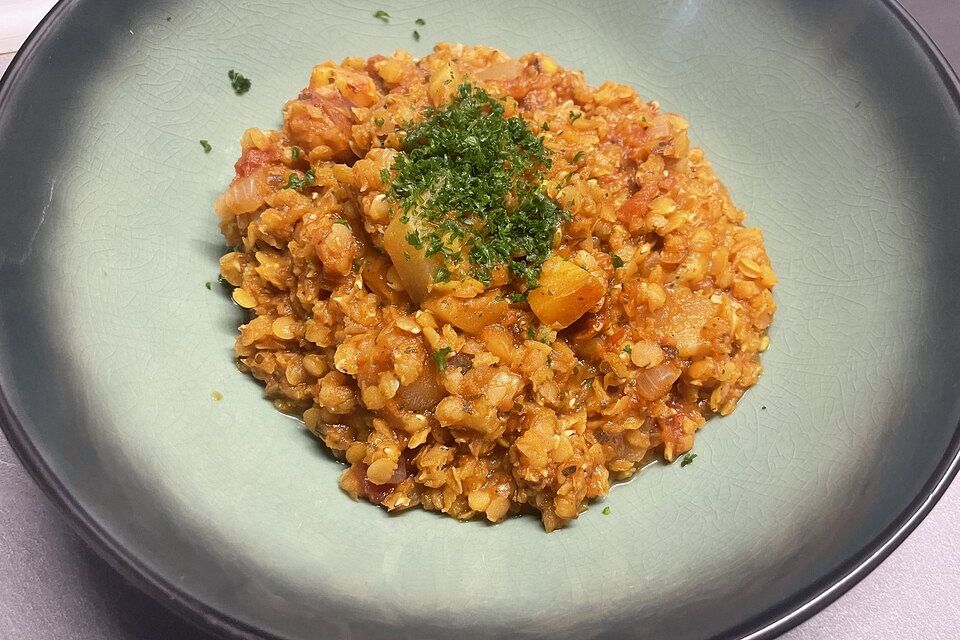 Exotische Gemüsepfanne mit roten Linsen, Zucchini, Tomaten und Nektarine