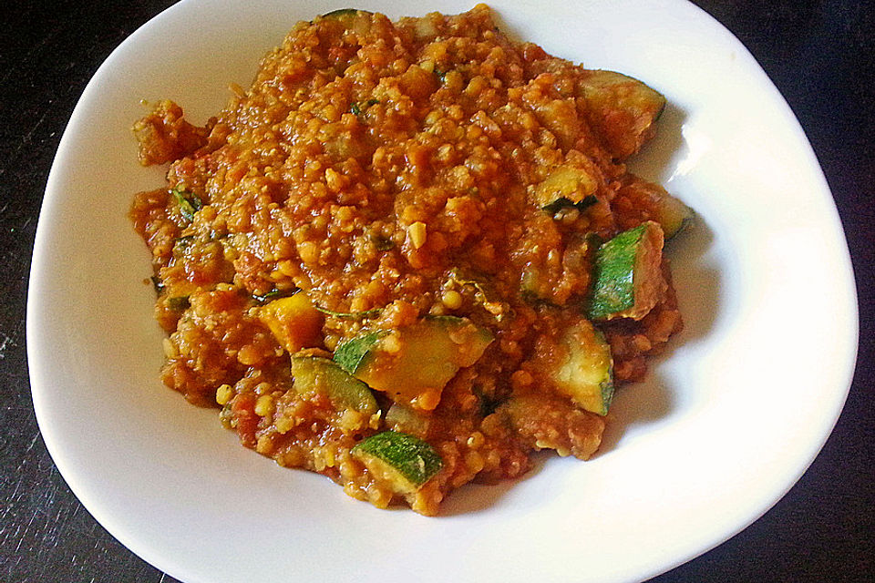 Exotische Gemüsepfanne mit roten Linsen, Zucchini, Tomaten und Nektarine