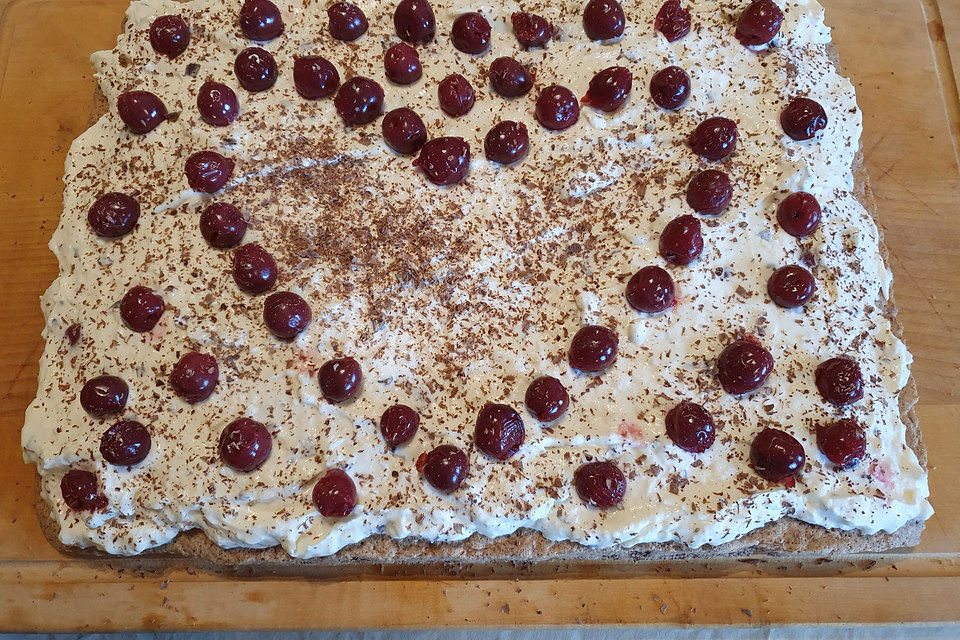 Kirsch-Stracciatella-Torte