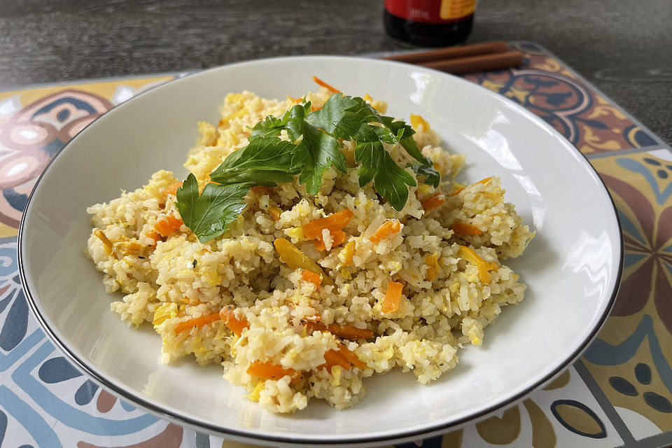 Chinesischer gebratener Reis mit Frühlingszwiebeln und Ei