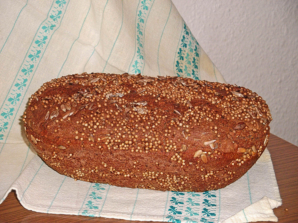 Roggen-Dinkel-Buchweizenbrot mit Walnüssen von Chesstanja | Chefkoch