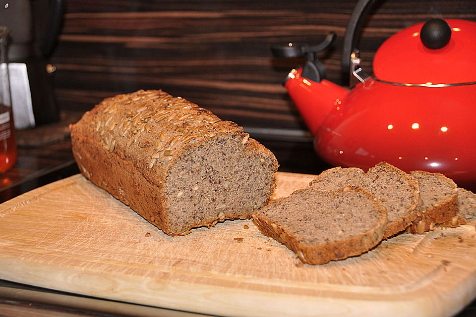 Roggen-Dinkel-Buchweizenbrot mit Walnüssen