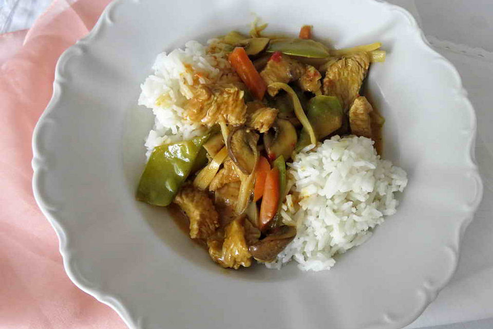 Putencurry mit Kokosmilch und Gemüse