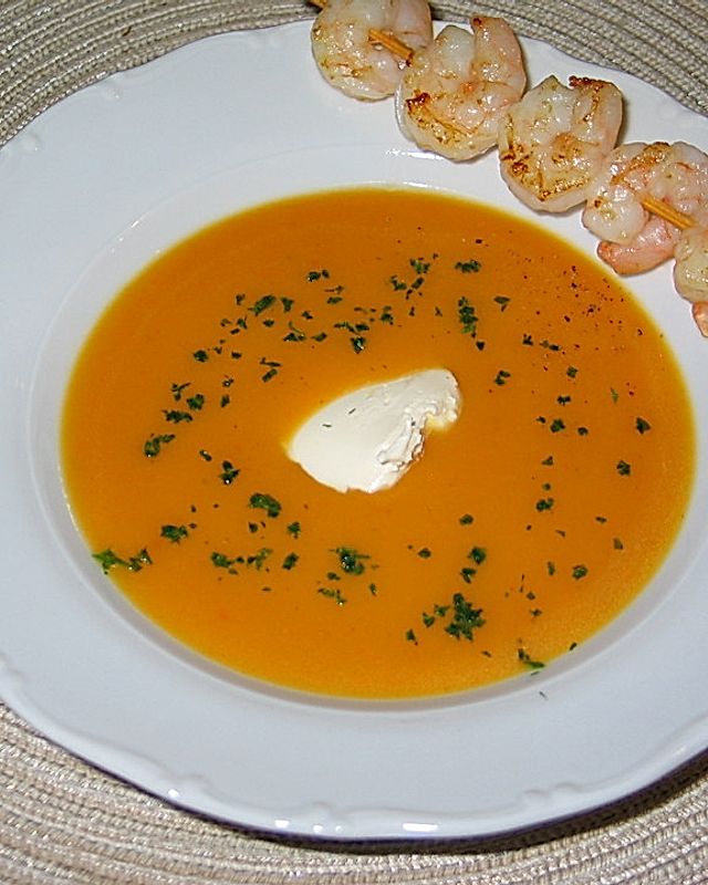 Pikante Karottensuppe mit Garnelenspieß