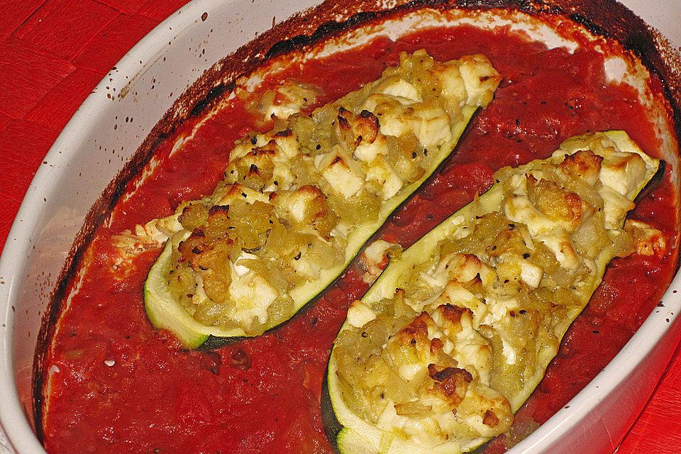 Zucchini mit würziger Käsefüllung