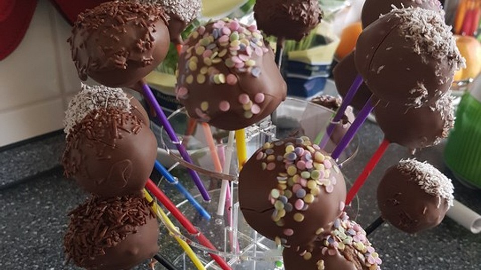 Schnelle Cake Pops (ohne backen) von TrulyMadlyDeeply