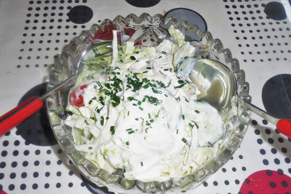 Bunter Eisbergsalat mit Knobi-Dressing