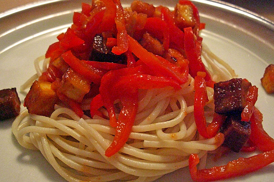 Spaghetti mit süß-saurer Sauce und knusprigen Tofuwürfeln