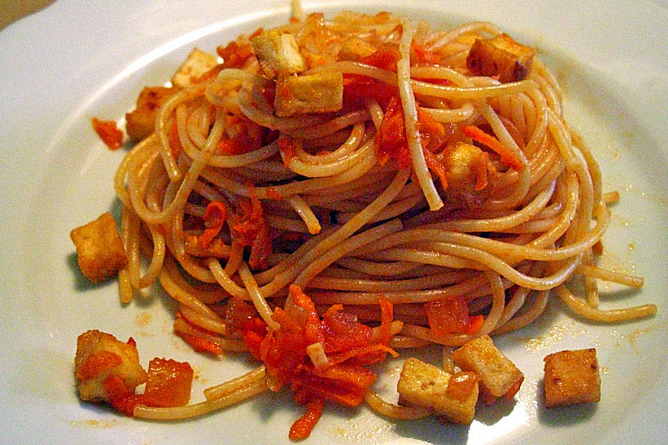 Spaghetti mit süß-saurer Sauce und knusprigen Tofuwürfeln