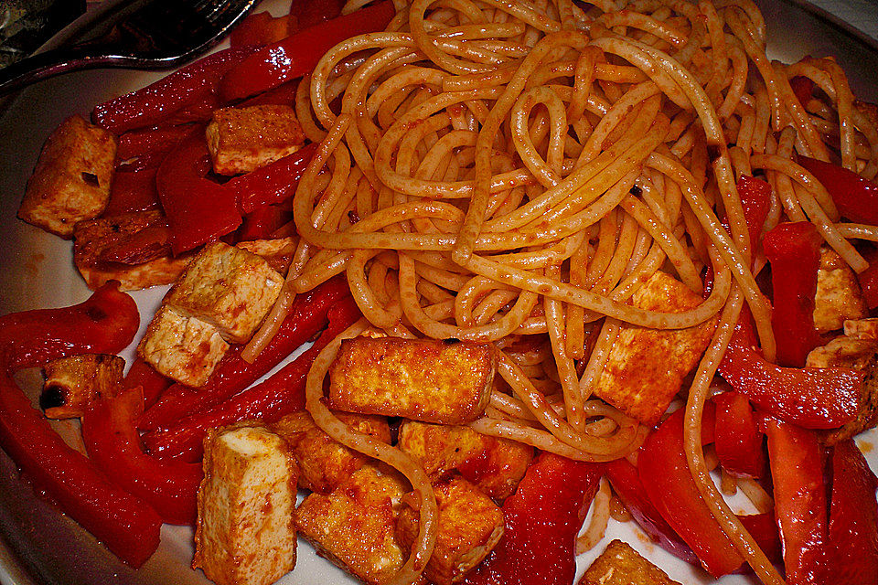 Spaghetti mit süß-saurer Sauce und knusprigen Tofuwürfeln