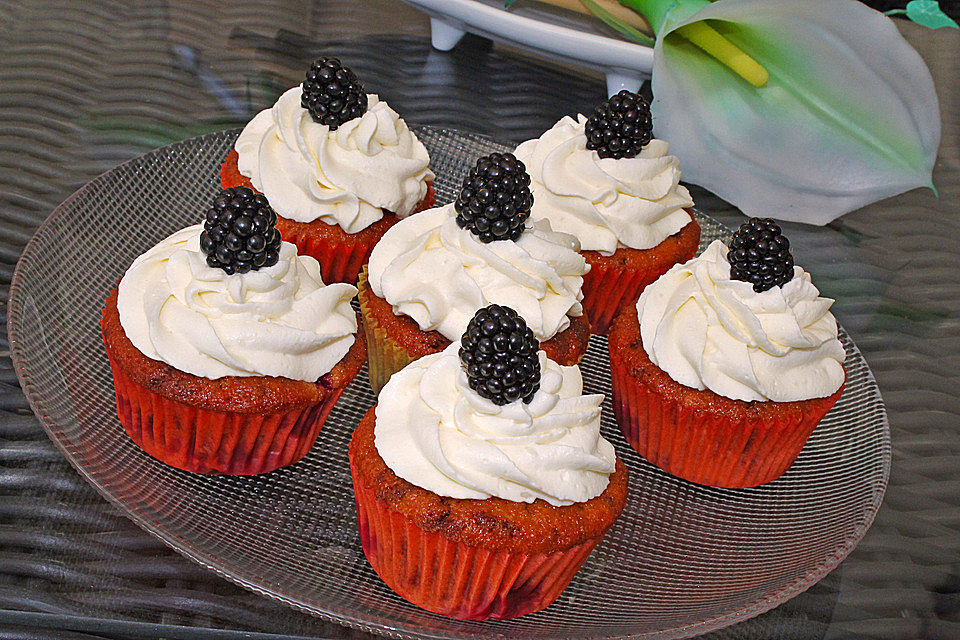 Eierlikör-Muffins mit Obst und Cremehäubchen