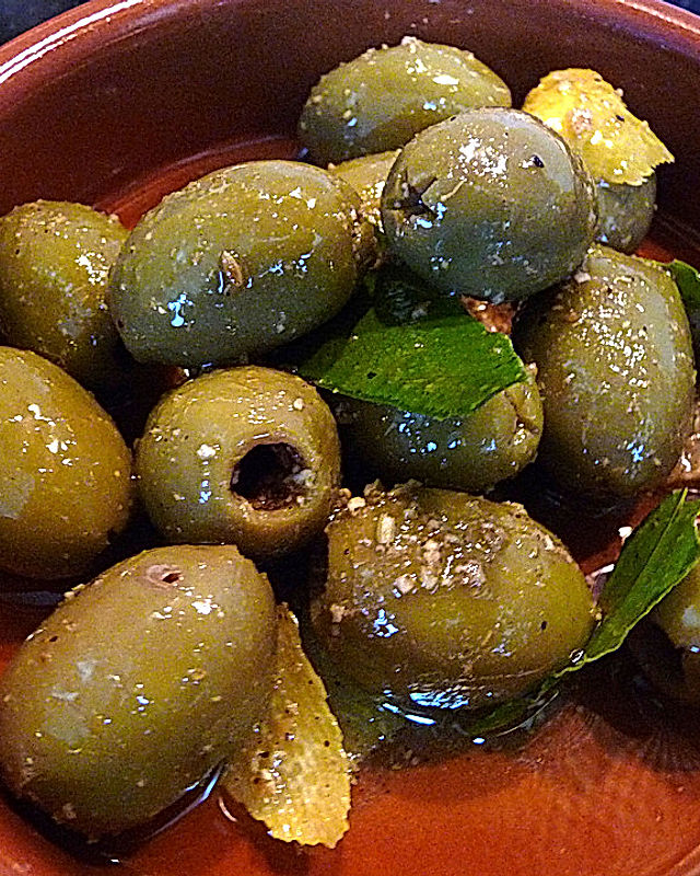 Oliven in Kräuter-Gewürz-Marinade