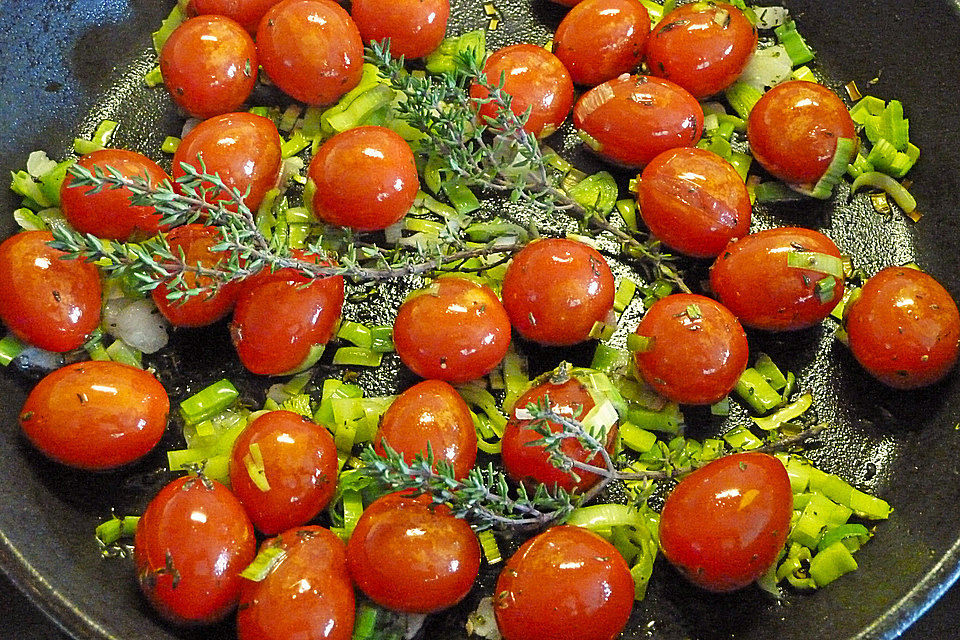 Gebratene Cherrytomaten mit Knoblauch, Basilikum, Majoran und Zwiebelgrün